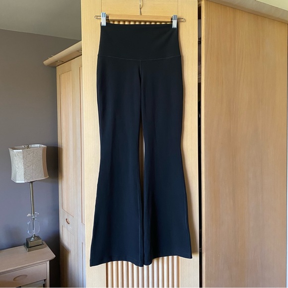 Aritzia TnAction Tna butter Cheeky Flare Hi Rise Legging black - Picture 3 of 10